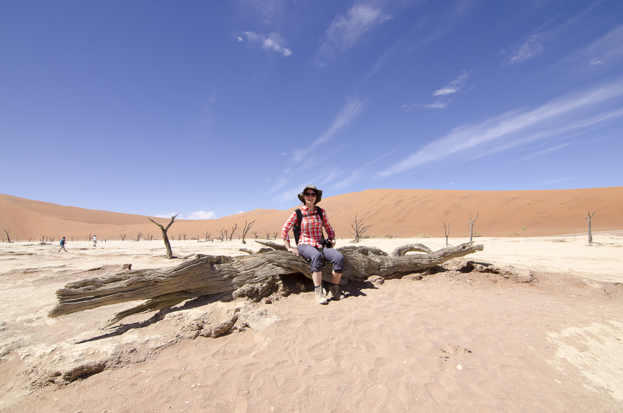 Bild zum Beitrag Reisen mit MS, Nele Handwerker im Deadvlei, Namibia