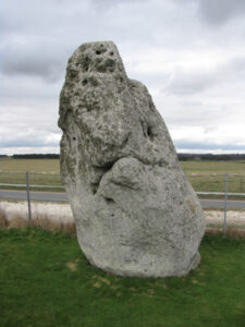 10 Mythen über MS - Titelbild von einem mythischen Stein in Stonehenge