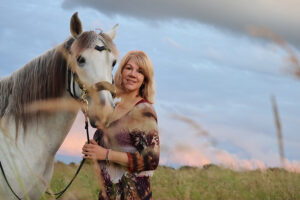 Foto von MS-Patientin Corinna @pepperbrumb und ihrem Pferd