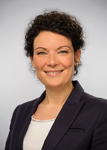 Portraitfoto von Dr. Katja Akgün zur Folge über Neuroimmunologie
