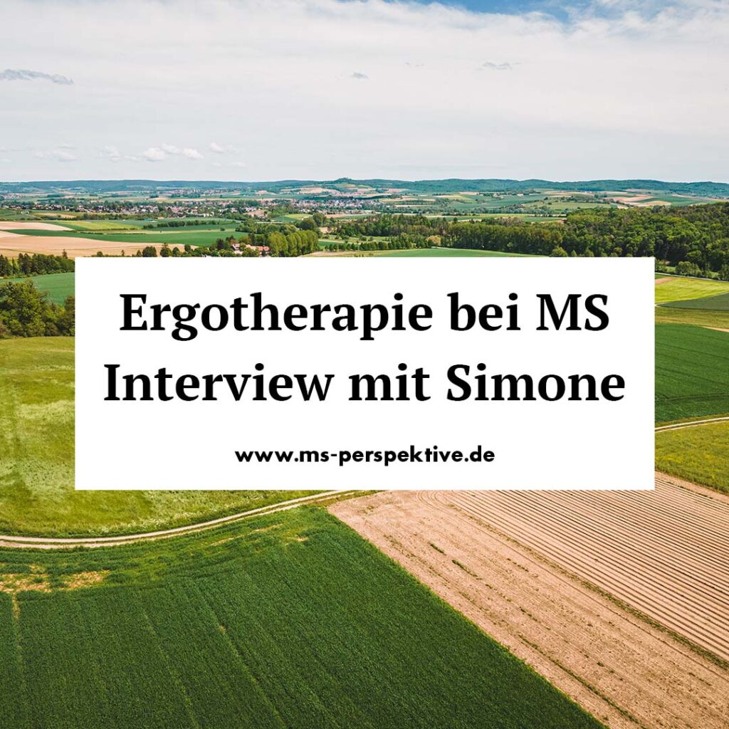 Blick von oben auf landwirtschaftlich genutzte Felder im Großraum Darmstadt, wo sich auch Griesheim befindet. Darauf platziert steht die Überschrift "Ergotherapie bei MS - Interview mit Simone"