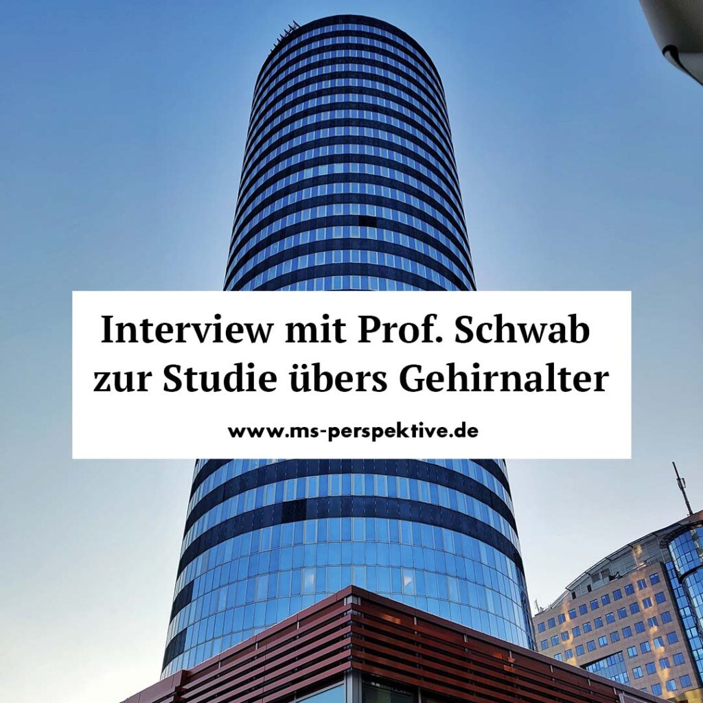 Im Hintergrund sieht man den JenTower, Leutragraben, Jena, Deutschland und darüber liegt eine weiße Textbox mit der Überschrift "Interview mit Prof. schwab zur Studie übers Gehirnalter"